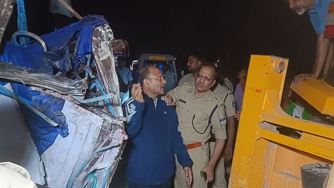 मैहर में भीषण सड़क हादसा, प्रयागराज से नागपुर जा रही बस ट्रक से टकराई, 5 की मौत कई घायल