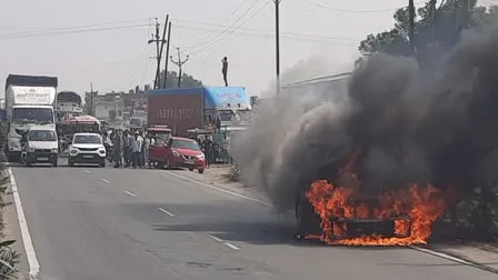 नेशनल हाईवे पर चलती स्कॉर्पियो बनी आग का गोला, मालिक ने कूद कर बचाई अपनी जान