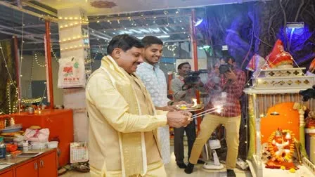 नेताओं ने खास अंदाज में दी दिवाली की शुभकामनाएं, गोल्डन कुर्ते में खूब जंचे मोहन यादव