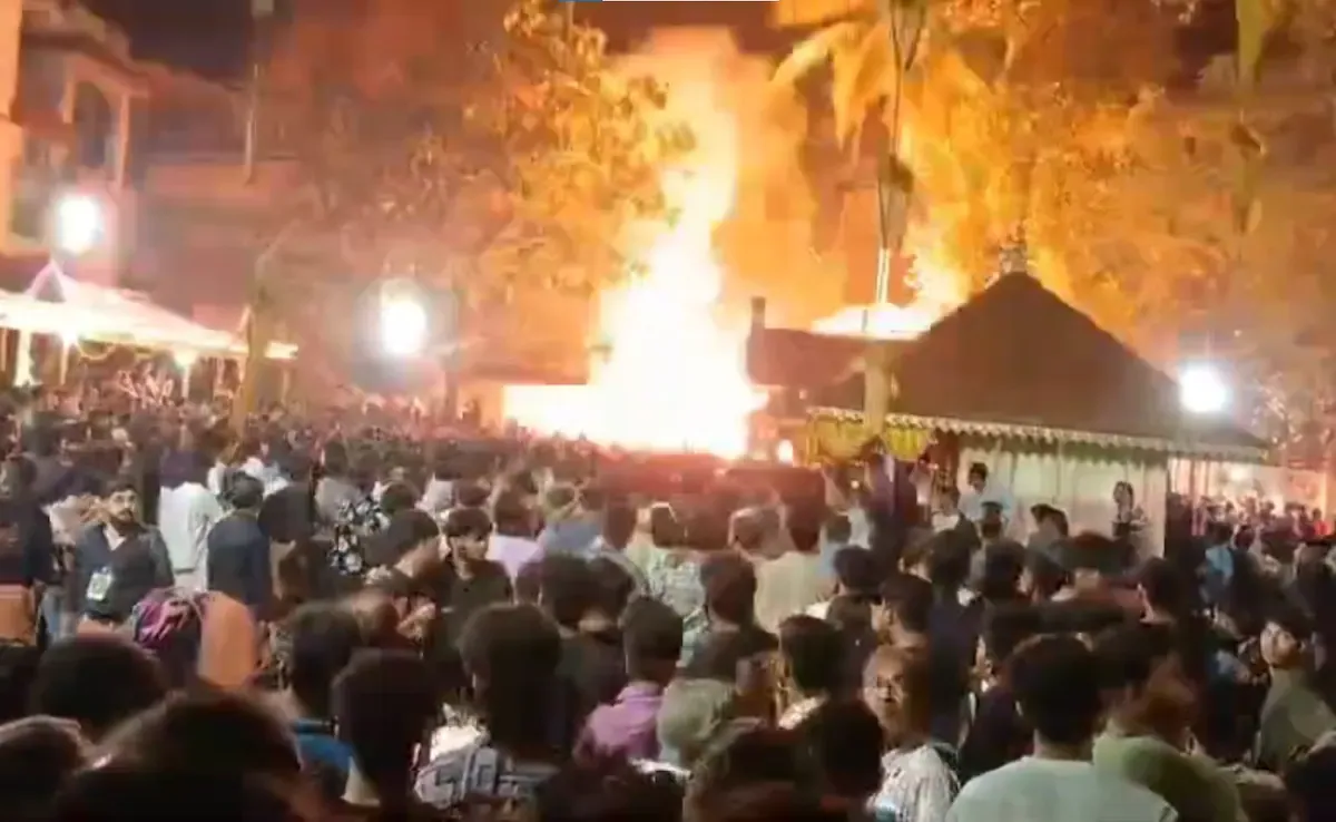 दीवाली से पहले ही केरल के मंदिर में धू-धू कर हो रही थी आतिशबाजी, 154 लोग आग में झुलसे