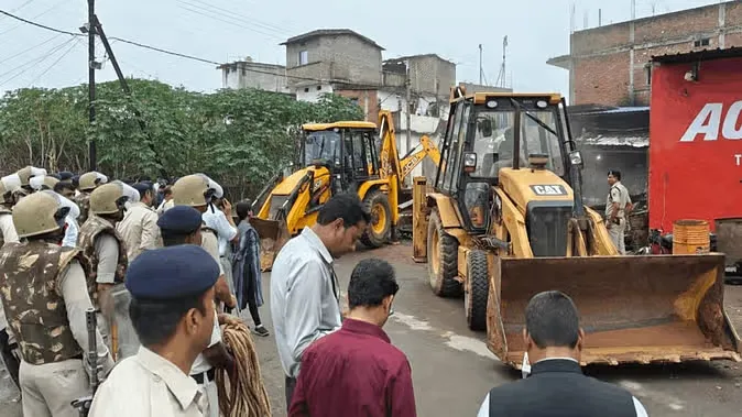 साय सरकार का एक्शन, मुख्य आरोपी के अवैध मकान पर चला बुलडोजर, जानें मामला