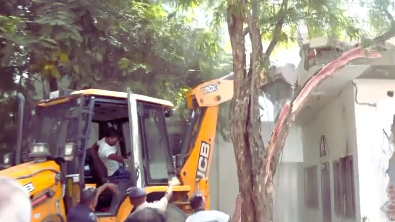 RSS के कार्यक्रम में चाकूबाजी करने वाले नसीब चौधरी के घर पर चला बुलडोजर, लगे जय श्री राम के नारे