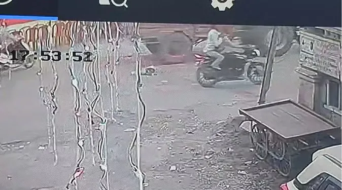 देवी पंडाल के सामने मांस फेंकने का सीसीटीवी फुटेज आया सामने, आरोपी के खिलाफ पुलिस ने किया मामला दर्ज