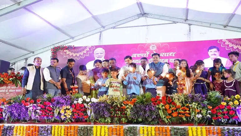 बच्चों और सफाईकर्मियों के बीच CM मोहन ने मनायी दीपावली, रंगोली बनाकर बांटी खुशियां