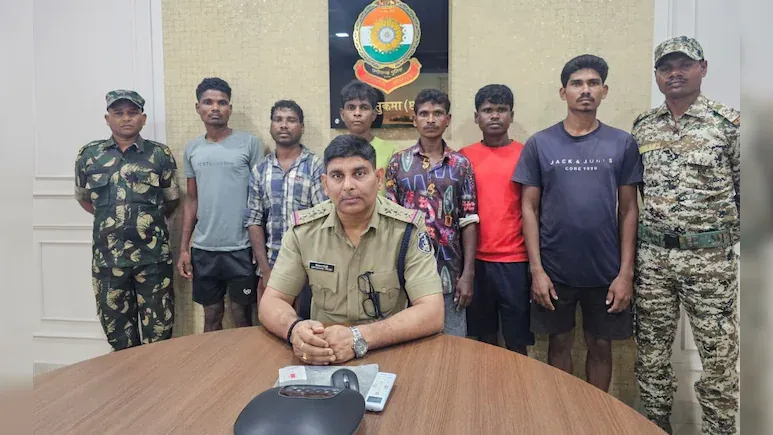 सरेंडर करने के बाद भी कर रहा था नक्सलियों की मदद, पुलिस ने दबोचा, 7 और माओवादी भी गिरफ्तार