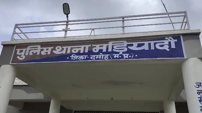 पुरानी रंजिश में की मारपीट, युवक का कान दांत से काटकर किया अलग, दो पर केस