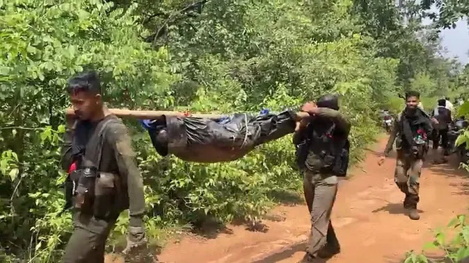 जंगल से पैदल कंधे पर नक्सलियों के शव लेकर लौट रहे जवान