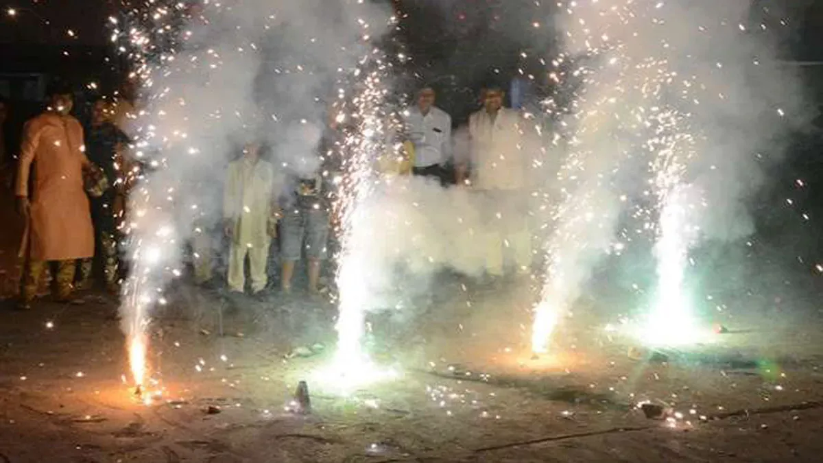 दिवाली के बीच ऐसे रखें सेहत का ख्याल, प्रदूषण न बढ़ा दे परेशानी