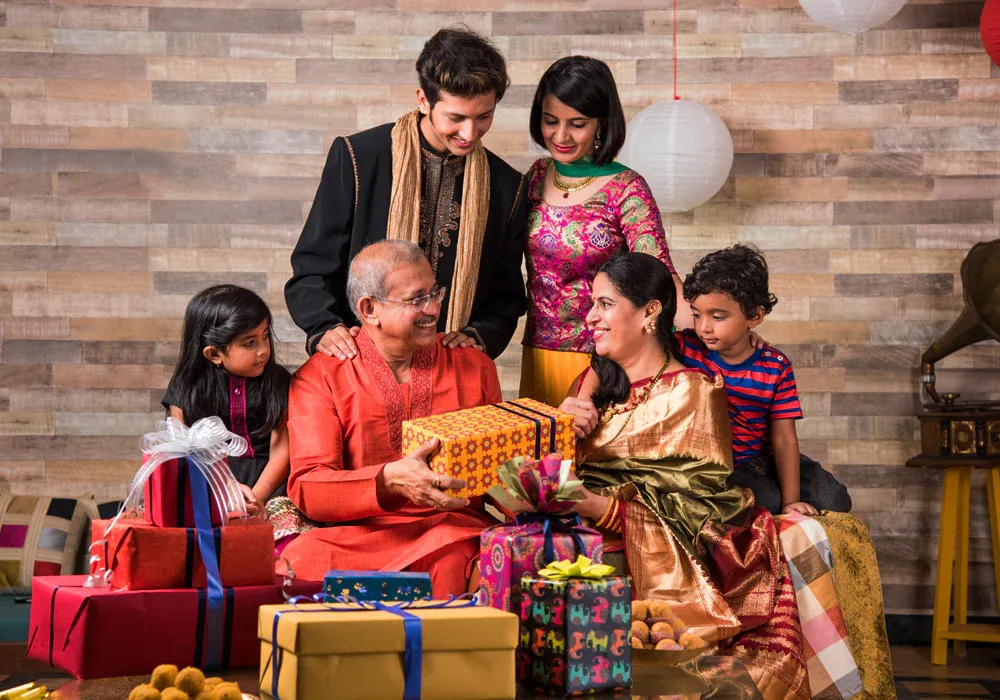 दिवाली गिफ्ट में किसी को कभी नहीं देनी चाहिए ये 6 चीजें, जीवन से सुख-समृद्धि होने लगती है दूर