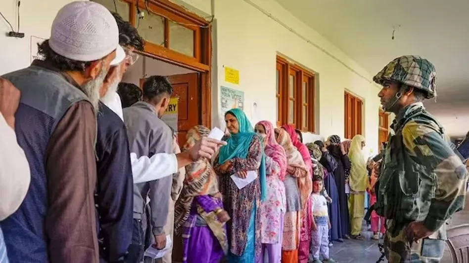 जम्मू-कश्मीर चुनाव : तीन बजे तक 56.01% हुआ मतदान, उधमपुर में सबसे ज्यादा पड़े वोट