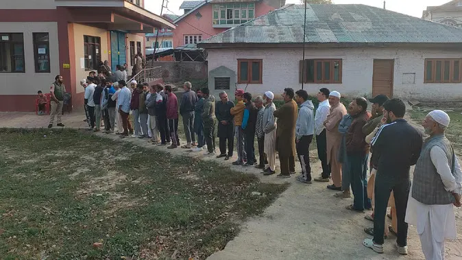 जम्मू-कश्मीर में आखिरी चरण में मतदान जारी, बूथों पर लगी लंबी कतार
