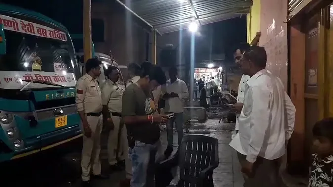 करवाचौथ पर बहाया पत्नी का खून! बस स्टैंड पर महिला पर चाकू से हमला, शंका में पति को लिया हिरासत में