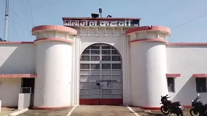 पुलिसकर्मियों को चकमा देकर फरार हुआ विचाराधीन कैदी, एसपी ने 4 पुलिसकर्मियों को किया सस्पेंड