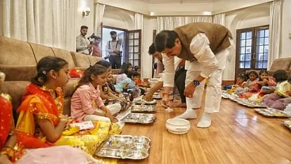 नवमी पर CM मोहन यादव ने किया कन्या भोज,,, पूजे कन्याओं के पैर 