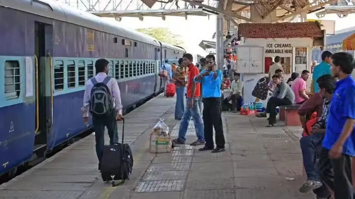 ट्रेन छूट जाने पर भी बर्बाद नहीं होता टिकट, क्या दूसरी ट्रेन में कर सकते हैं सफर? जानें रेलवे का नियम
