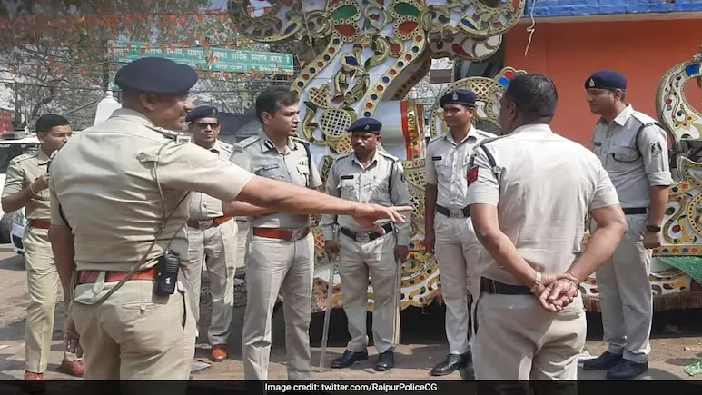 पुलिस हिरासत में एक व्यक्ति ने किया सुसाइड, पुलिसकर्मियों पर गिर गई गाज