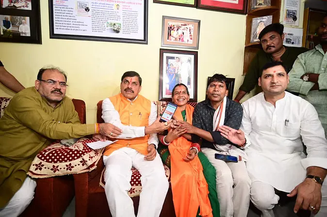सीएम डॉ. यादव ने पद्मश्री अवार्डी दुर्गा बाई व्याम को दिलाई भाजपा की सदस्यता