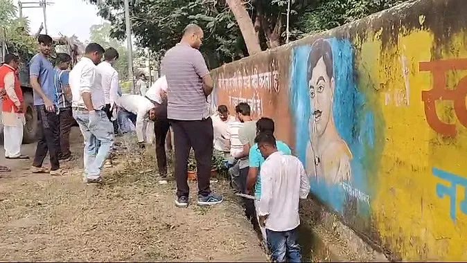 सफाई अभियान में नगर पालिका कर्मचारी ने थूका गुटका तो सीएमओ ने ठोका जुर्माना, काम नहीं आईं मिन्नतें