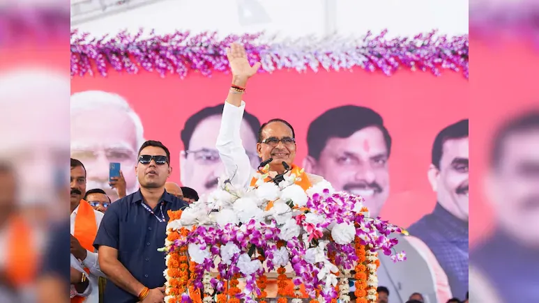 बुधनी में गरजे केंद्रीय मंत्री शिवराज, कांग्रेस पर बोला हमला, कहा- दिग्विजय सिंह के जमाने में यहां सड़कें नहीं थीं
