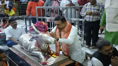 बाबा महाकाल की शरण में पहुंचे संबित पात्रा, नंदी के कान में कही अपनी मनोकामना