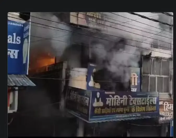 बैरागढ़ में कपड़े की दुकान में आग, इमारत की पहली मंजिल के फ्लैट तक पहुंची लपटें