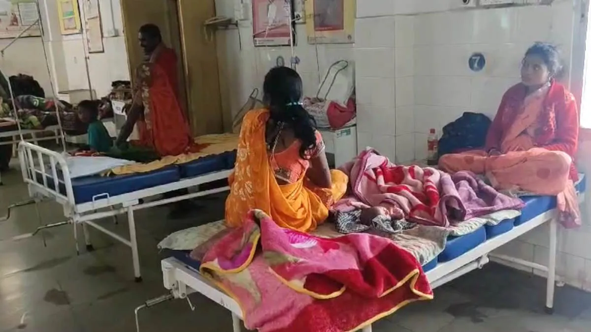 शर्मनाक! ओवर ब्लीडिंग पर नर्स ने प्रसूता के परिजनों से कराई पूरे वार्ड की धुलाई…