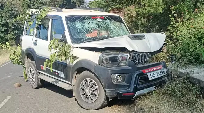 झपकी लगने से पुलिया से टकराया चार पहिया वाहन, एक की मौत, आठ घायल, धार्मिक यात्रा पर था परिवार