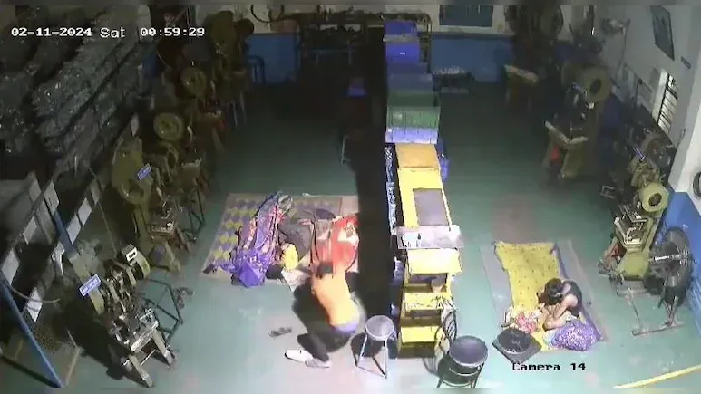 खाना बनाने को लेकर बहस के बाद सो रहे दोस्त पर अचानक किया रॉड से वार, CCTV फुटेज देख दहल जाएंगे