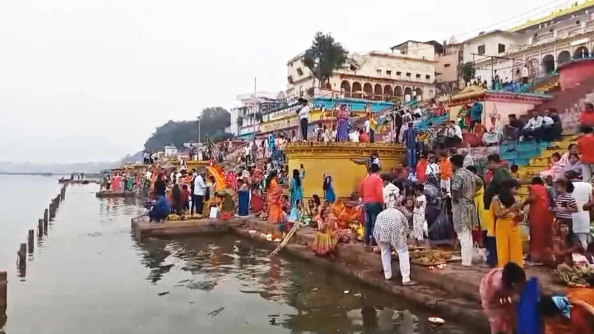 नर्मदापुरम में दिखी छठ की रौनक, व्रती महिलाओं ने छठी मैया से मांगा आशीर्वाद