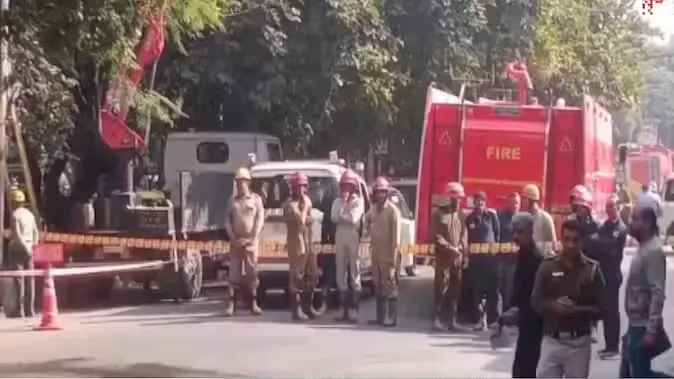 दिल्ली के प्रशांत विहार में मिठाई की दुकान के पास स्कूटर में धमाका, सफेद पाउडर जैसी चीज मिली