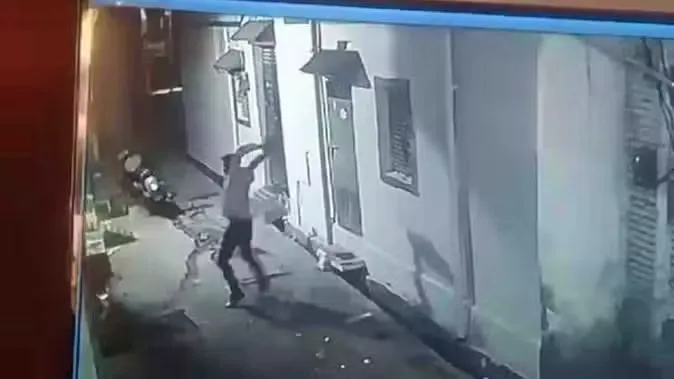हिस्ट्रीशीटर की गुंडागर्दी, शराब के पैसे न देने पर पड़ोसी पर किया हमला, CCTV में कैद हुई घटना