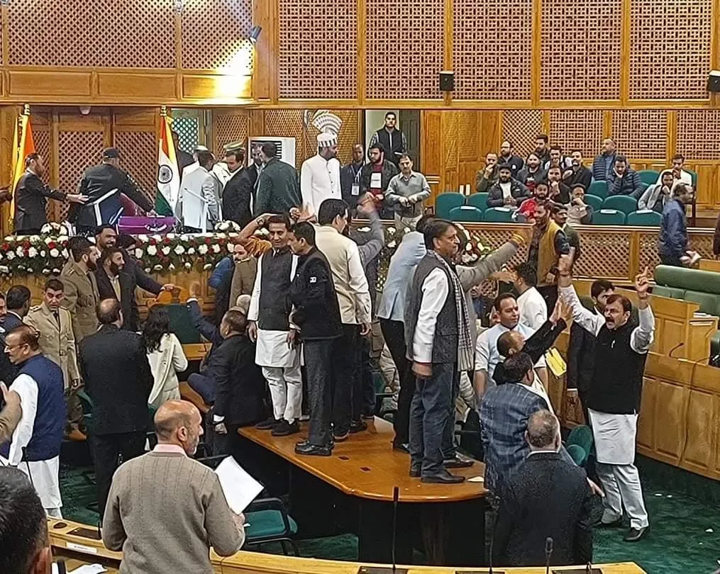 जम्मू-कश्मीर विधानसभा में हंगामे का दौर जारी, सत्ता और विपक्ष के विधायक आपस में भिड़