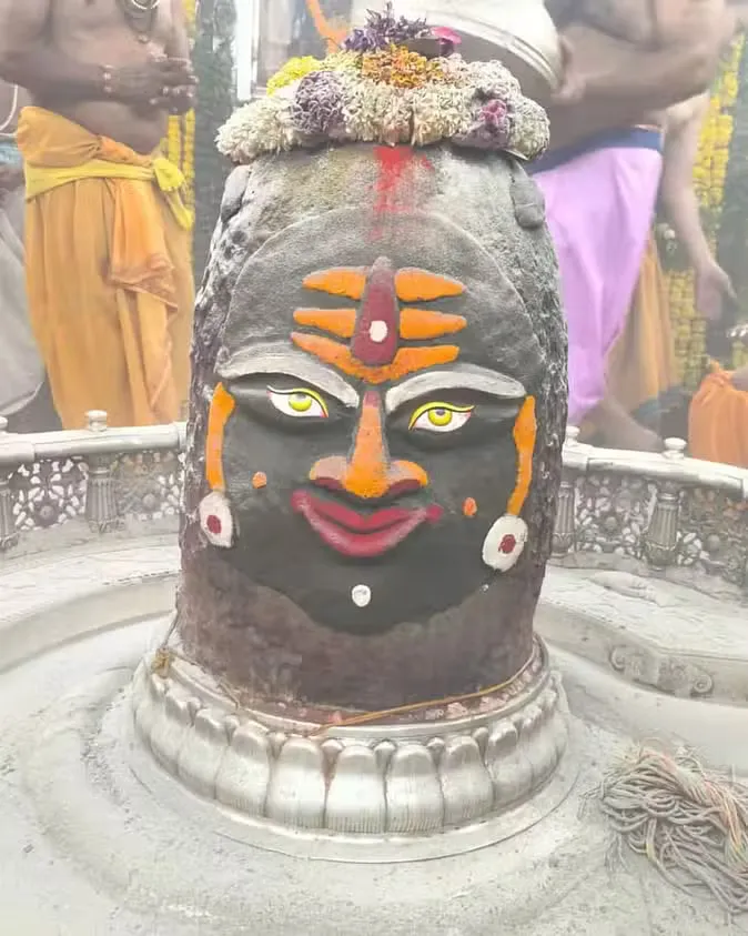मस्तक पर त्रिपुंड लगाकर सजे बाबा महाकाल, करें दर्शन