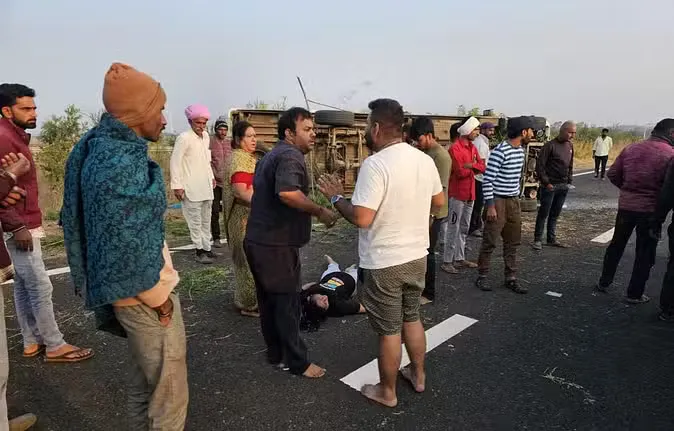 गुजरात से अयोध्या जा रहा दर्शनार्थियों से भरा ट्रैवलर वाहन पलटा, एक की मौत और चार घायल