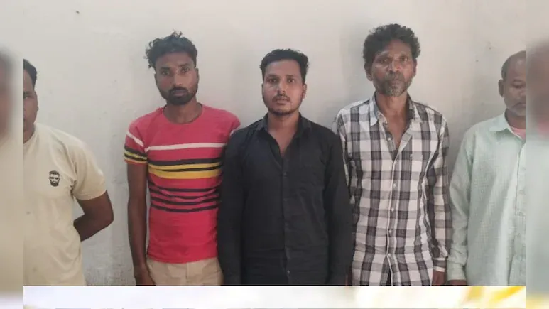 नकली पुलिस गिरफ्तार! Video Viral करने की धमकी देकर ग्रामीण से की वसूली, खुला राज तो पहुंचे सलाखों के पीछे 