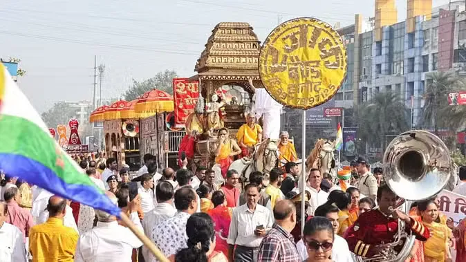 सोने चांदी के 108 रथ सड़कों पर निकले, लाखों की भीड़ उमड़ी, देशभर से पहुंचे लोग