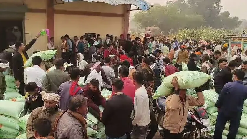 शिवपुरी में खाद की बड़ी किल्लत, गोदाम पर किसानों की लगी लंबी कतार