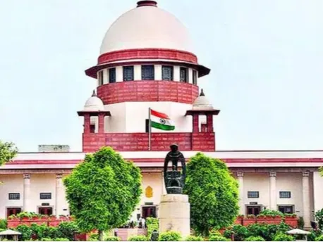सुप्रीम कोर्ट ने पलटा 1967 का फैसला, AMU अल्पसंख्यक संस्थान है या नहीं? अब नियमित पीठ करेगी फैसला