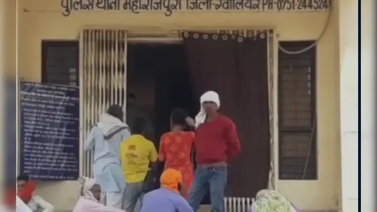 स्टूडेंट ने लिखा - मैम और सर टॉर्चर कर फेल करने की धमकी देते हैं ...फिर पी लिया फिनाइल, हालत गंभीर 
