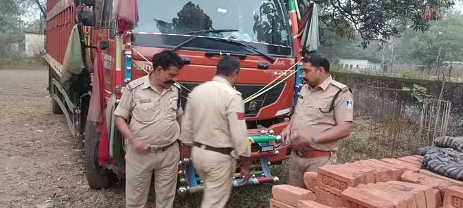 गौवंश की तस्करी में शामिल ट्रक जब्त, क्रूरता पूर्वक बंधे 29 नग बैल