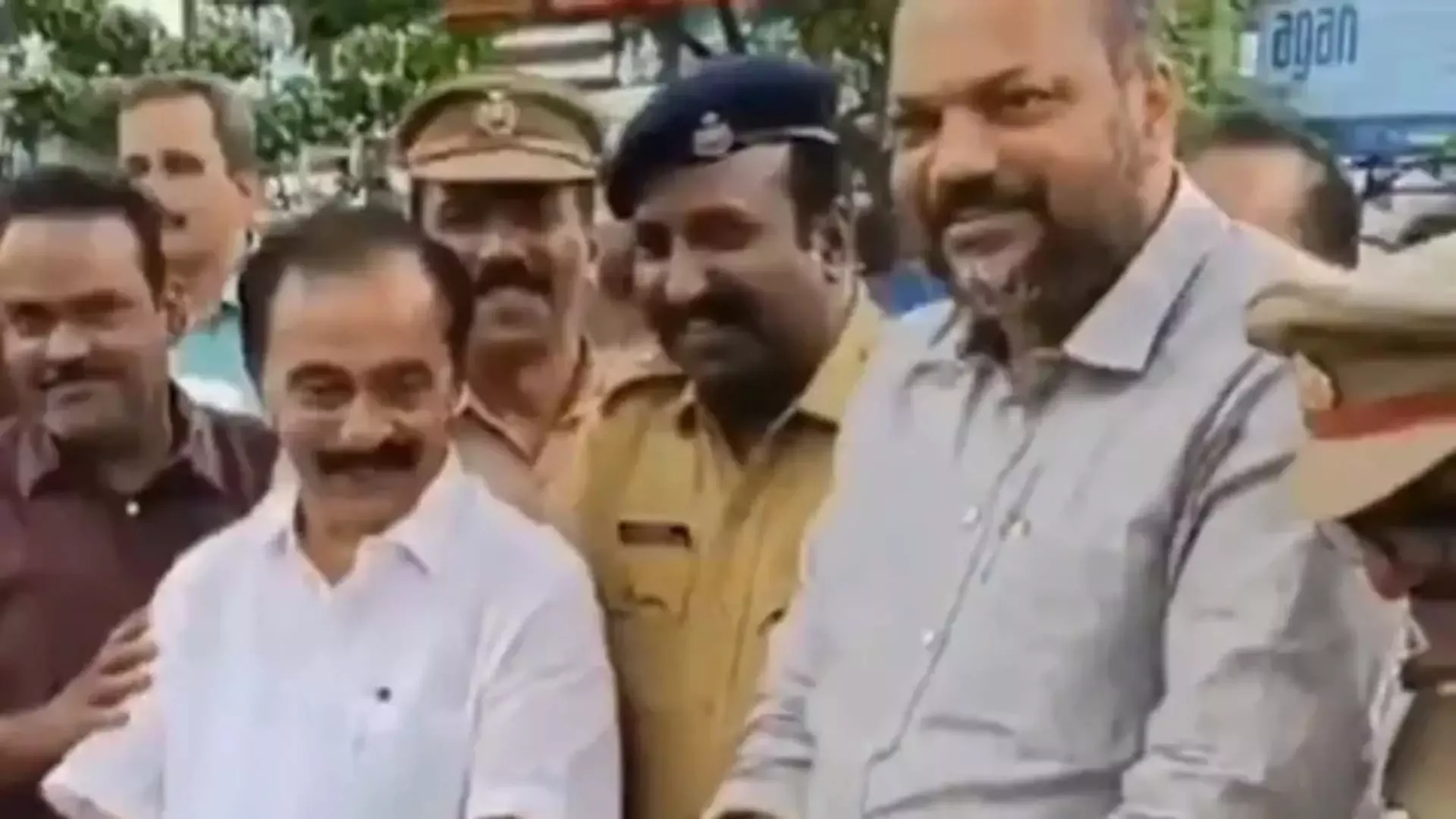 केरल के मंत्री का यूटर्न उद्धाटन का वीडियो वायरल,  यूजर्स बोले- अब स्पीड ब्रेकर ही बचा है