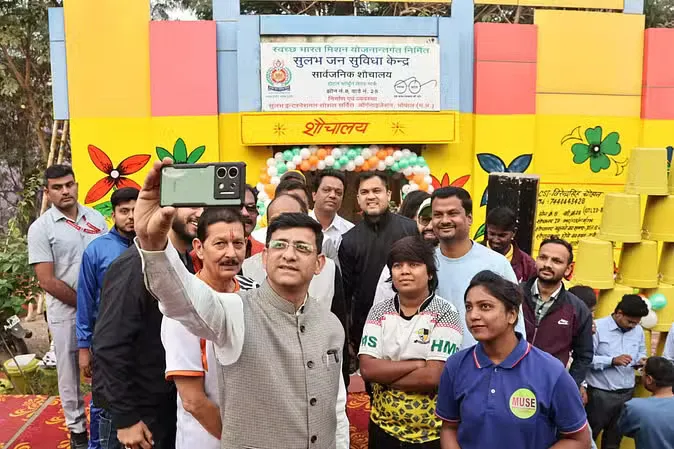 देश के सबसे साफ शहर इंदौर के लोगों ने ली पब्लिक टाॅयलेट के साथ सेल्फी