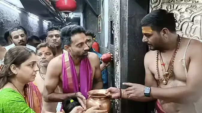 बाबा महाकाल के दर्शन करने उज्जैन पहुंचे क्रिकेटर धवल कुलकर्णी, पत्नी और बेटे के साथ लिया आशीर्वाद