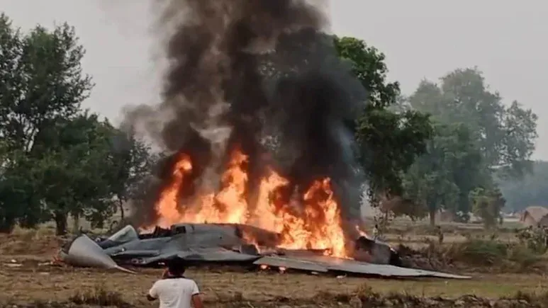 आगरा के पास वायुसेना का फाइटर जेट MiG-29 क्रैश, जमीन से टकराने से पहले कूदे दोनों पायलट