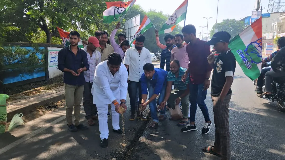 अनोखा प्रदर्शन : अचानक सड़कों पर गेहूं बोने लगे कांग्रेसी, पास जाकर लोगों को समझ आया माजरा