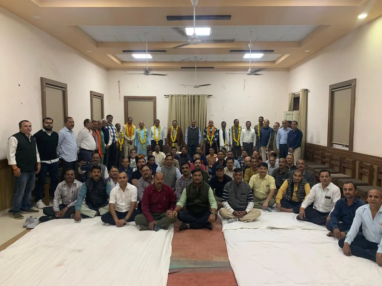 मप्र विस के सेवानिवृत्त अधिकारियों कर्मचारियों ने साझा किए अपने अनुभव