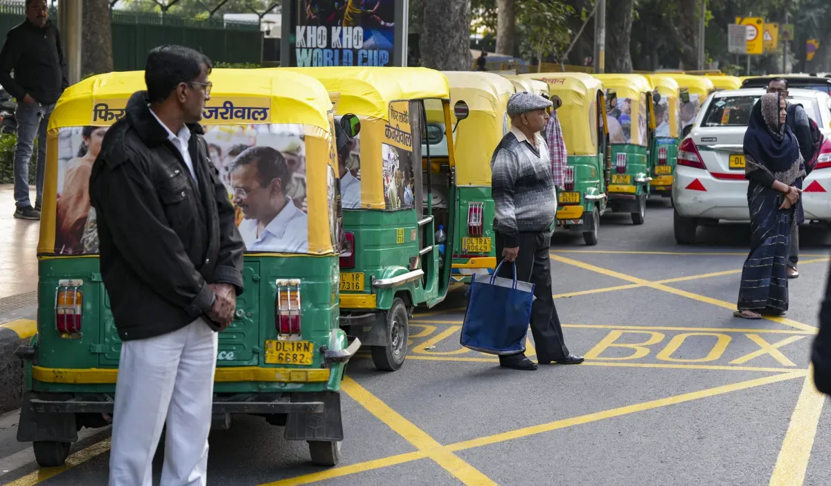 दिल्ली के ऑटो वालों पर मेहरबान हुए केजरीवाल, बेटी की शादी पर 1 लाख और 10 लाख का लाइफ इंश्योरेंस देगी AAP सरकार