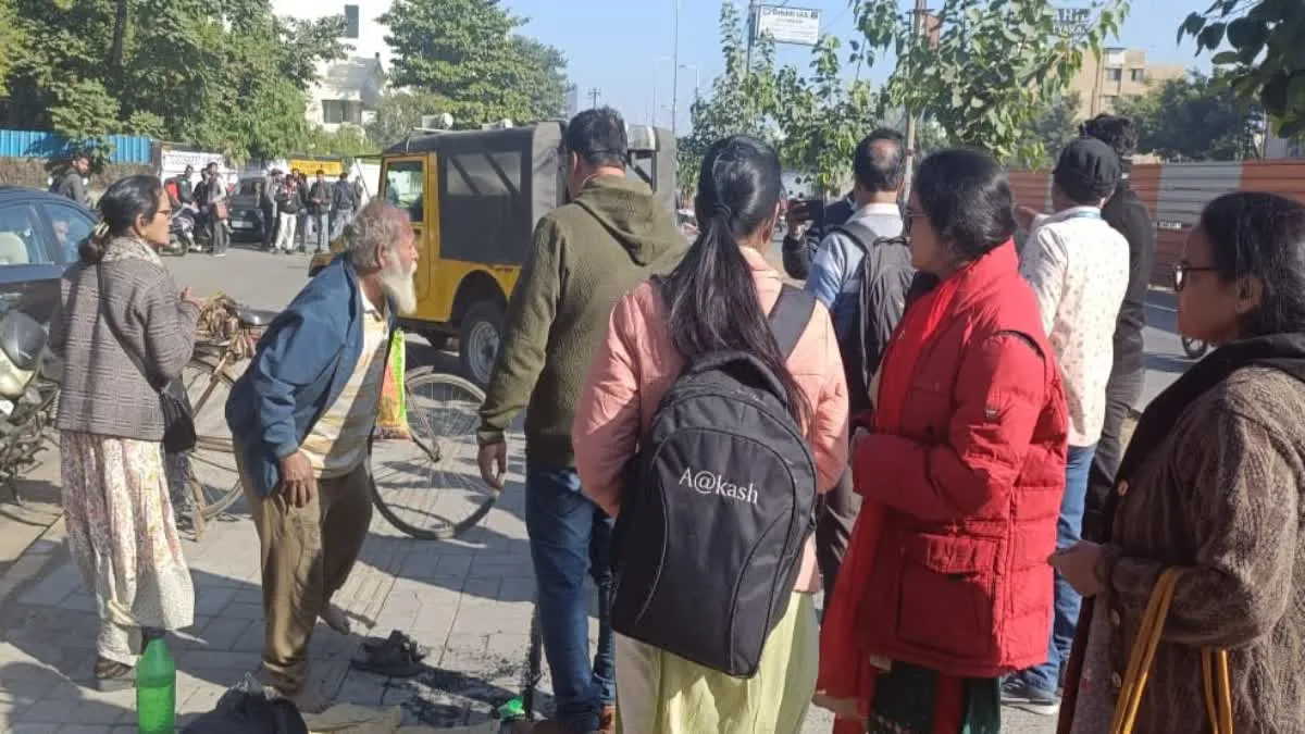 सोच-समझकर दान करें, कहीं आपसे ज्यादा न कमाता हो भिखारी! इस भिक्षुक महिला की आमदनी चौंका देगी