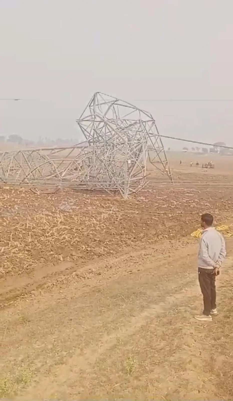 बीच से टूटा हाईटेंशन लाइन का टावर, 2 मजदूरों की मौके पर मौत, 7 गंभीर