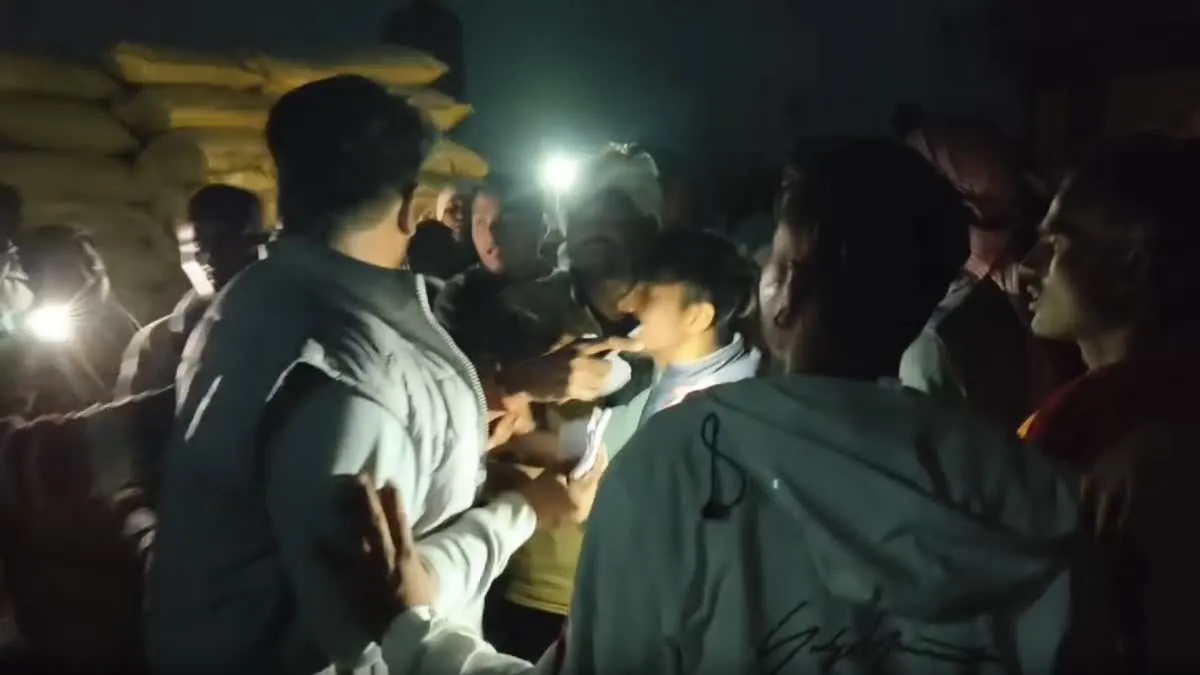 किसानों का टूटा सब्र का बांध, देर रात खाद गोदाम में लूट करने का प्रयास